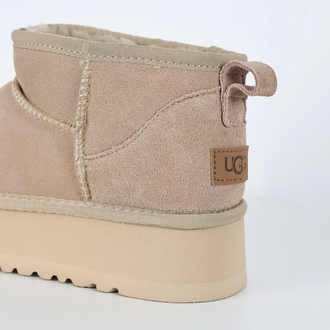Pick up locally 💰440 The core recommendation is good price E4 UGG Thick-soled short style Zhou Dongyu and Wang Yibo's same series Xiaohongshu popular model Henan Longfeng leather production Cashmere insole is a very suitable choice for keeping warm in winter when going out and at home. In the new year, uug launched a style series, which is partially geared towards the preferences of young consumers and has also been at the forefront of fashion trends. Shoe body material UGGPURE™ implanted wool insole Lightweight non-slip and comfortable rubber outsole With brand LOGO and complete packaging Size: 35 36 37 38 39 40